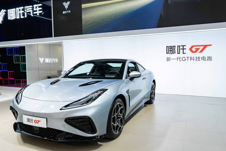 成都161哪吒汽车在智能汽车领域的表现，领途汽车在新能源汽车市场中的影响力